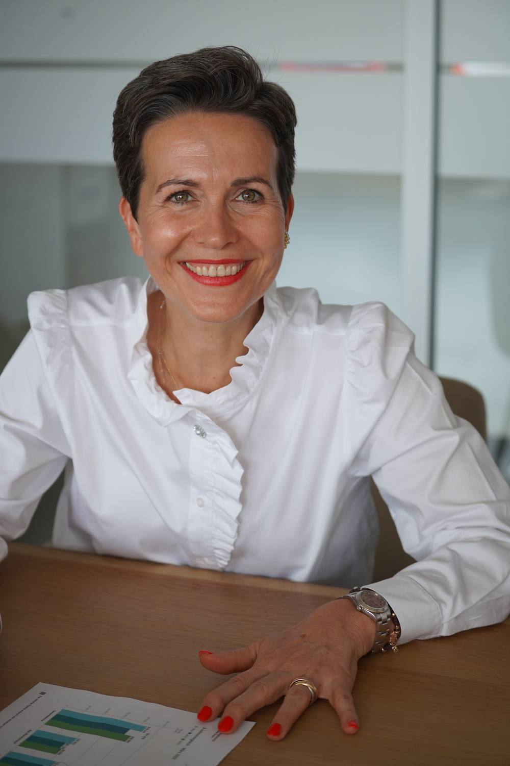 Shila Driesch lächelt am Tisch in die Kamera