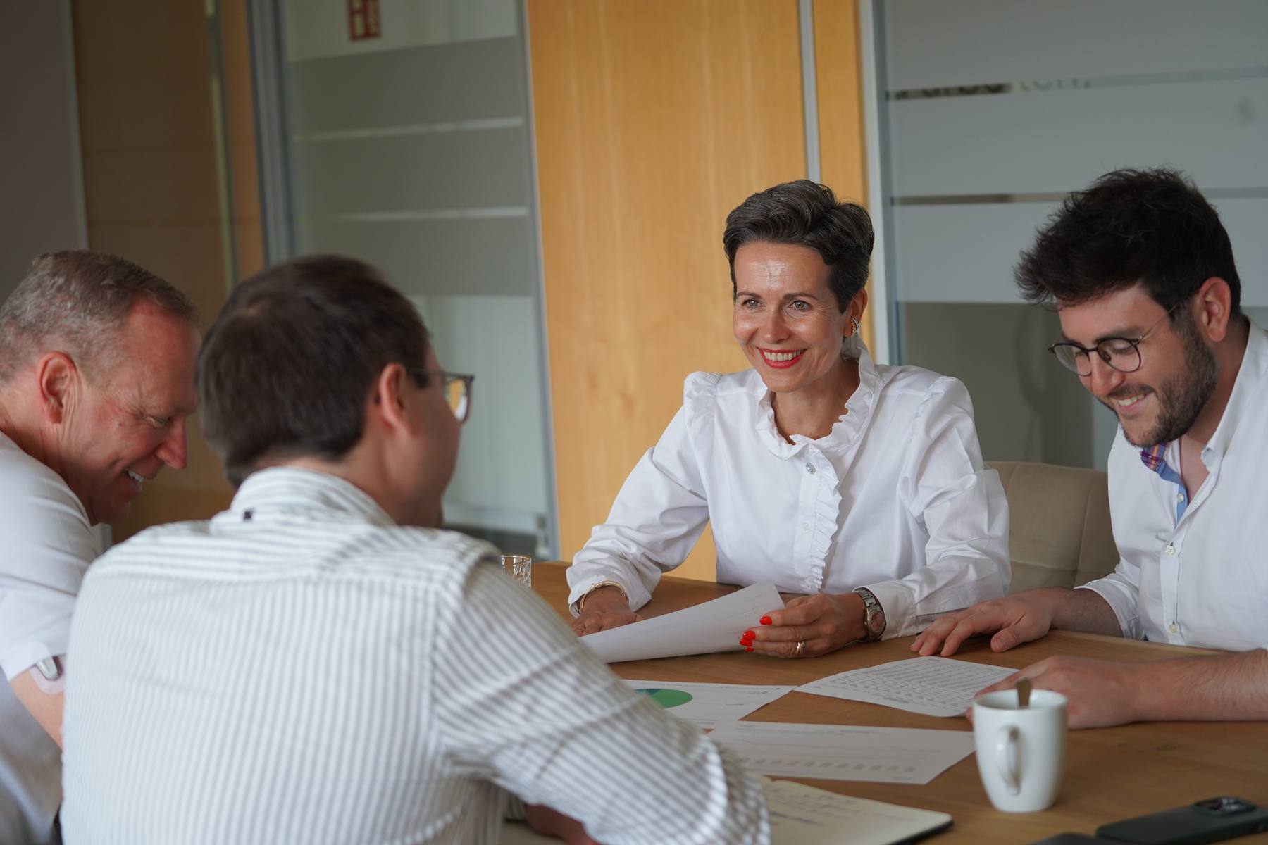 Shila Driesch im Gespräch mit einem Team am Tisch